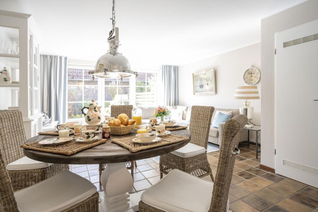 a dining room with a table and chairs at Ferienhaus Lillys Beachhouse in Varel