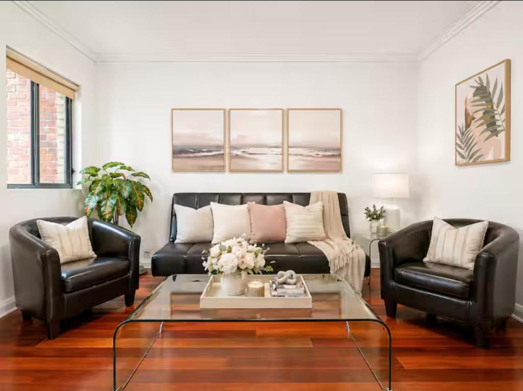 a living room with a couch and two chairs at Relaxing 2BR Split-Level Home in Wahroonga in Waitara