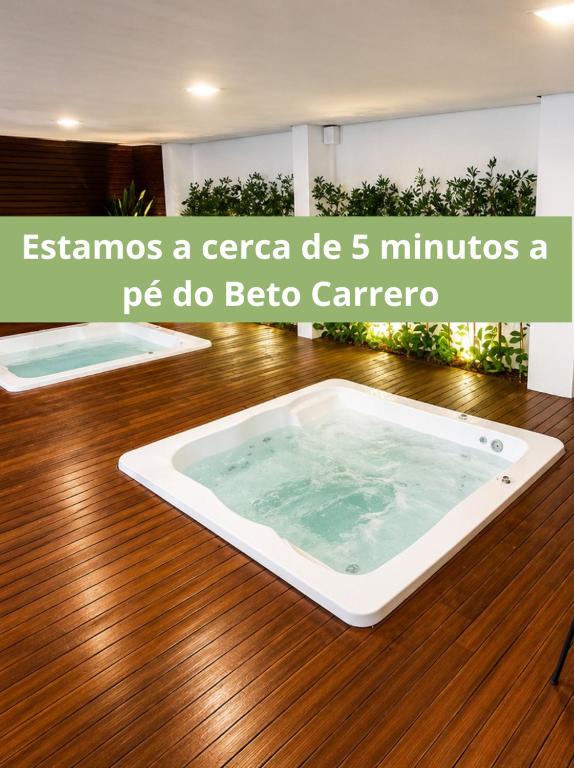 a jacuzzi tub on a wooden floor in a room at Pousada Safari in Penha