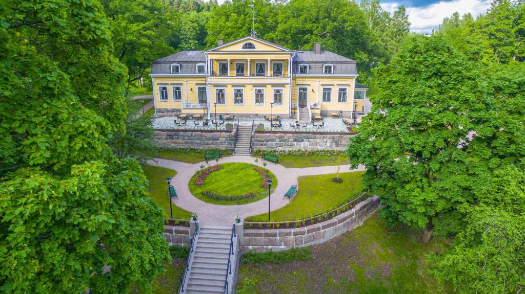an aerial view of a large house with a garden at Mukkulan kartano in Lahti