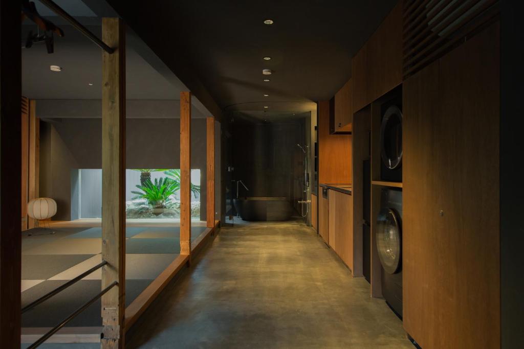 a hallway leading to a bathroom with a washing machine at MU HEN KO Q -Nara- in Nara