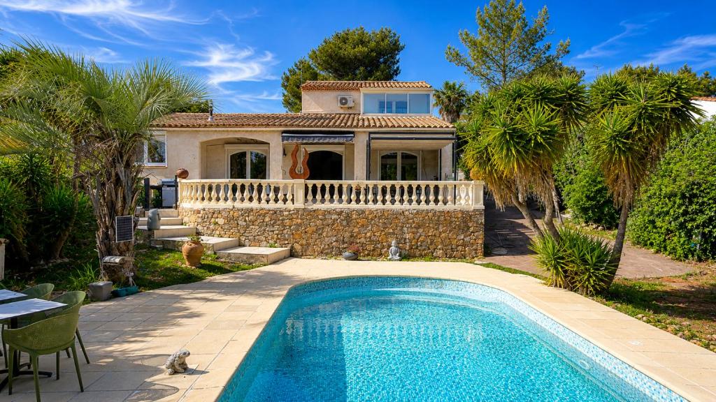Charmante villa avec piscine et grand jardin