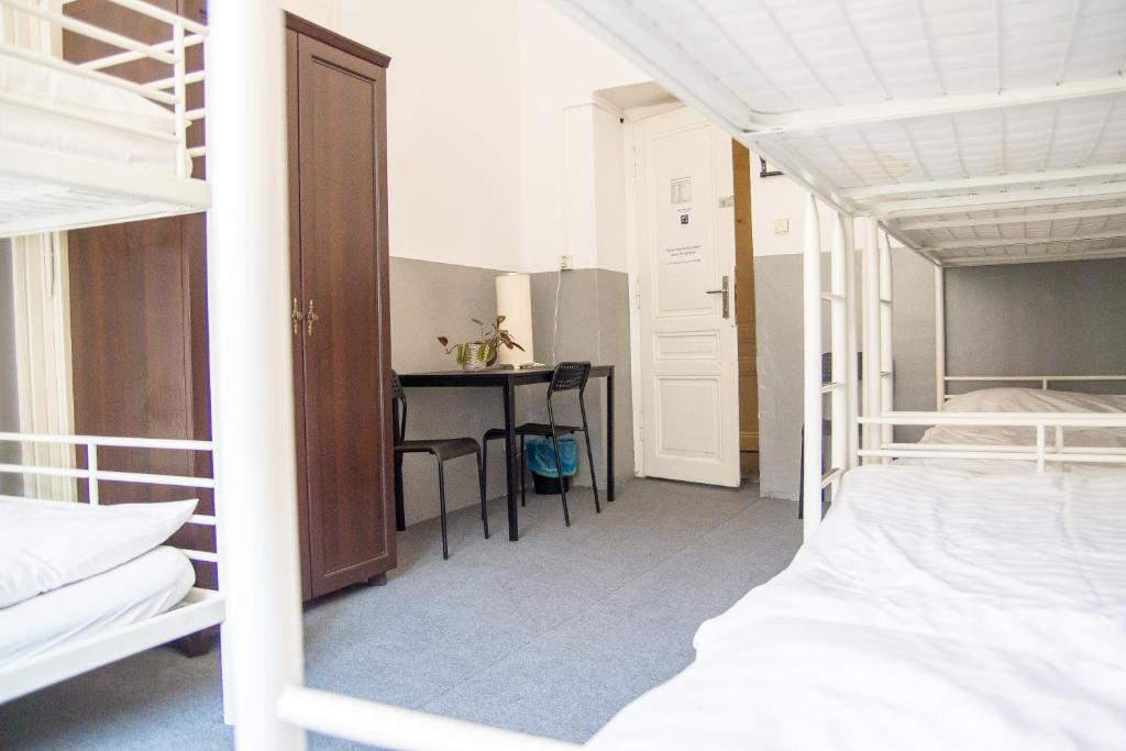 Una cama o camas en una habitación de Hostel Franz Kafka