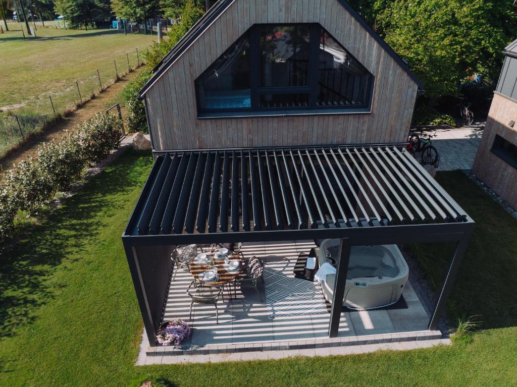an overhead view of a small house with a grill at BiałogóraChill 11B Całoroczne Spa i Active in Białogóra