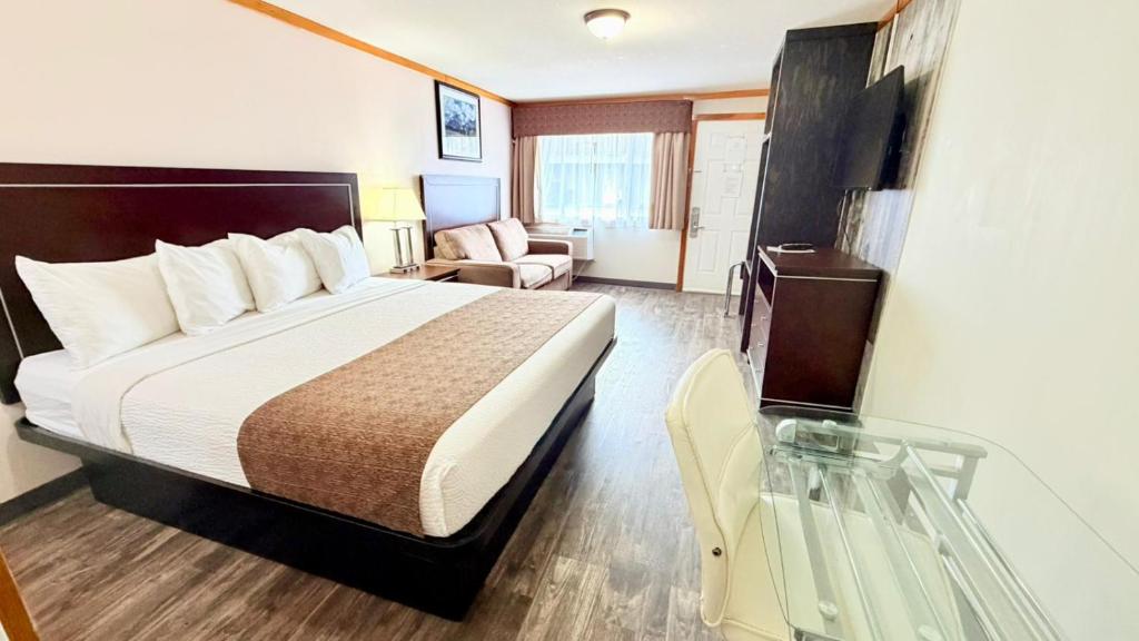 Travelodge by Wyndham Golden Sportsman Lodge - Un Lit King-size Et Un Canapé-lit Avec Cuisine - Non-fumeur - Rez-de-chaussée