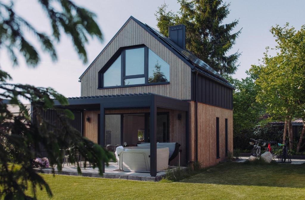 a house with a tub in the front yard at BiałogóraChill 11C Całoroczne Spa i Active in Białogóra