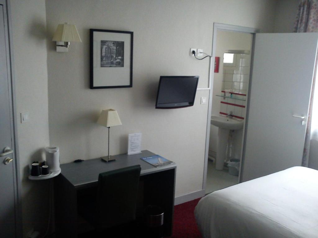 Кровать или кровати в номере Hôtel Carmin