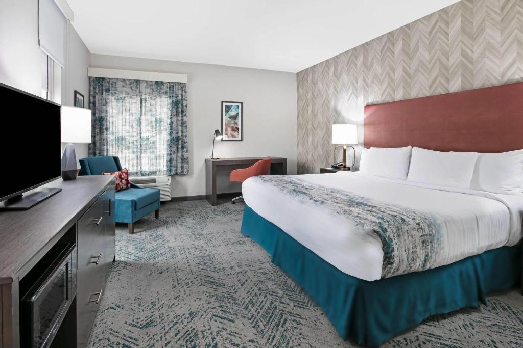 La Quinta Inn & Suites DFW West-Glade-Parks photo
