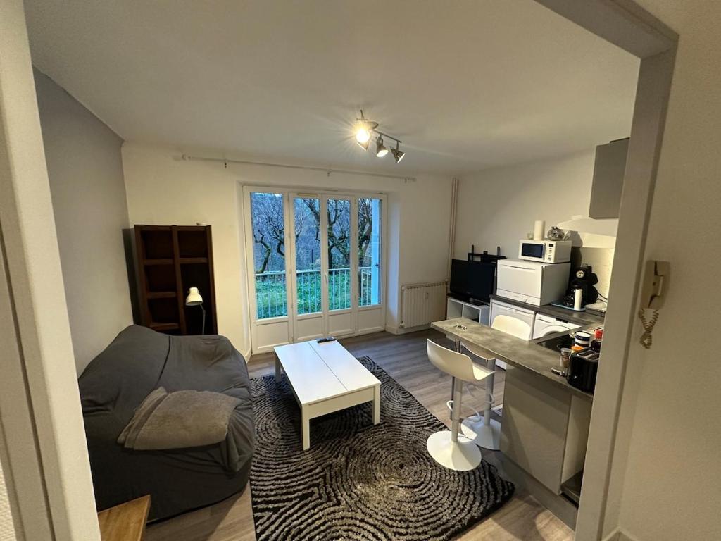 a living room with a couch and a table at Super appartement avec balcon in Rodez