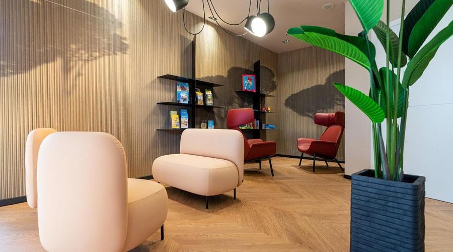 a waiting room with two chairs and a potted plant at B&B Isabella in Milano Marittima