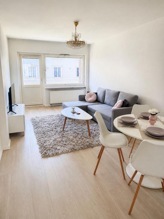 a living room with a couch and a table at City Home Kalliossa in Helsinki