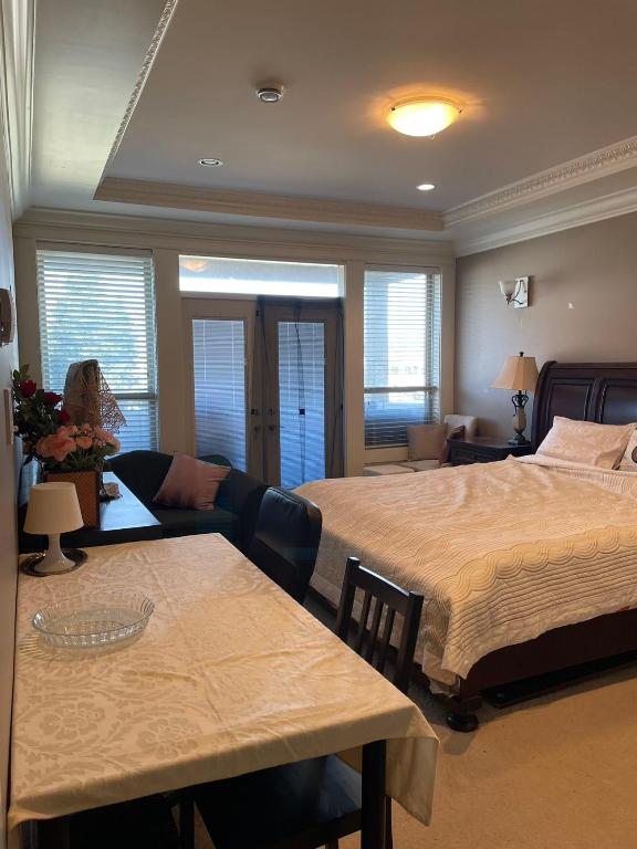 a bedroom with two beds and a living room at 温哥华列治文别墅民宿60 in Richmond