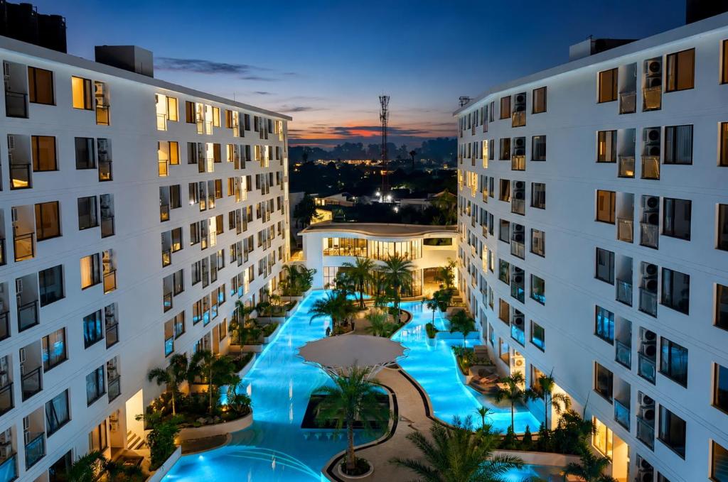an overhead view of a building with a swimming pool at 1BR Solice Apartment Capri in Ban Thalat Choeng Thale