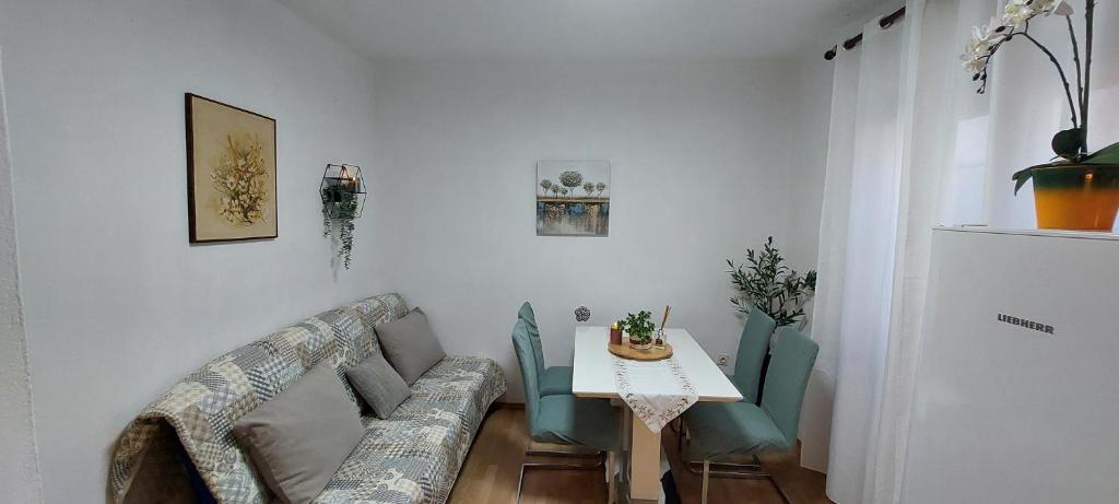 a living room with a couch and a table at Apartment Grapevine in Kornić