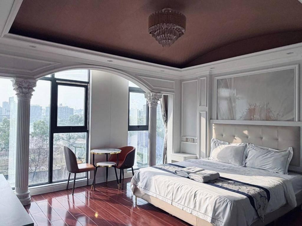 a bedroom with a large bed and a table and chairs at 伟信名人酒店 in Sihanoukville
