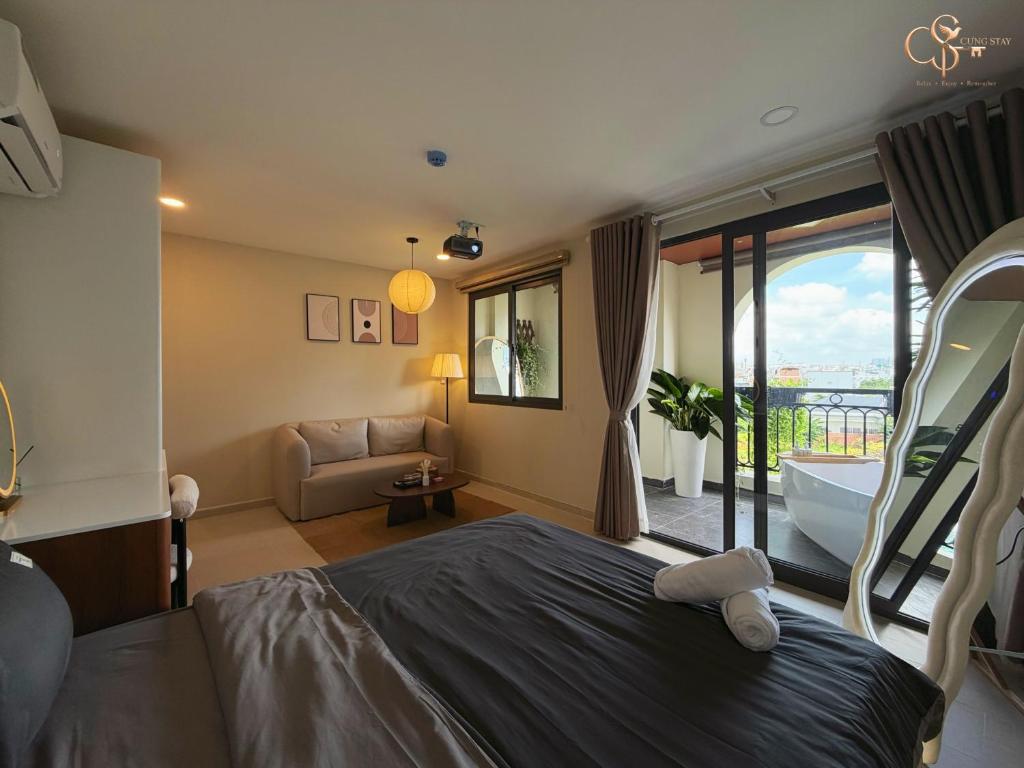 a bedroom with a bed and a bathroom with a tub at Cưng Homestay SG in Ho Chi Minh City
