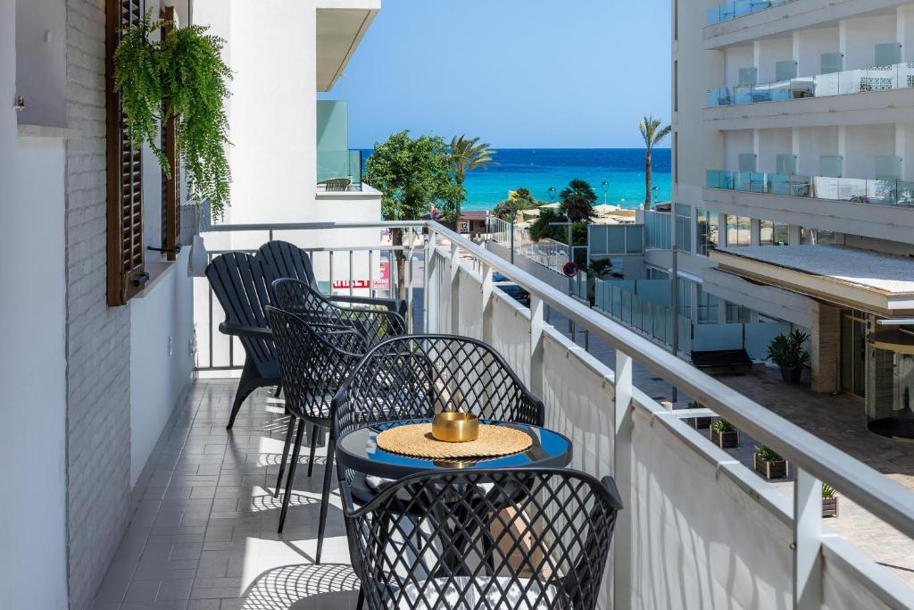 a patio with chairs and a table on a balcony at Apartamento Lliteras 2C Ref 9003 in Cala Millor
