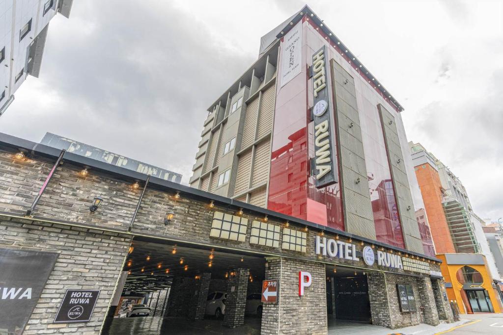 a large building with a hotel on the street at 부평 호텔 루와 in Pup'yŏng-yŏk