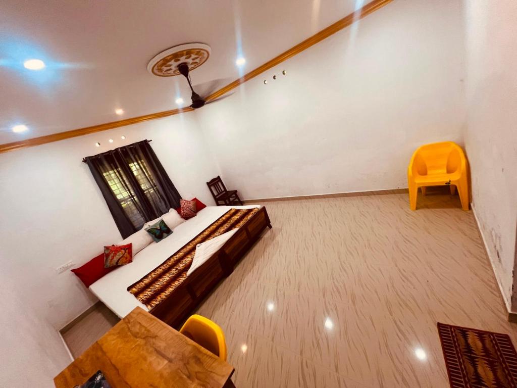 a room with a bed and a table and a chair at Rooms Varkala Homestay in Varkala