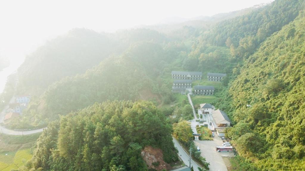 a view of a mountain with a house and a road at Sài Gòn - Bản Giốc Resort in Lũng Niêo
