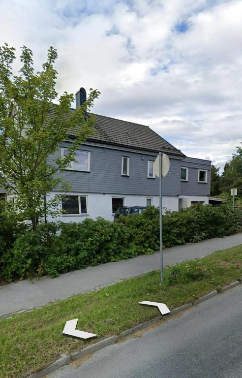 a house with two arrows pointing towards a street at Sentrumsnær leilighet in Trondheim
