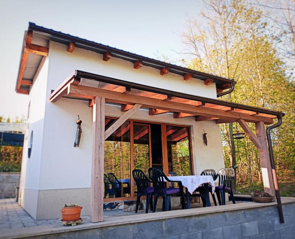 a patio with a table and chairs on a house at Tinyhouse ATELIÉR u Těrlické přehrady in Horní Těrlicko
