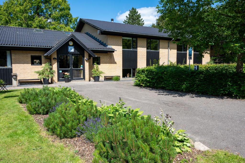 ein Gebäude mit vielen Pflanzen davor in der Unterkunft Danhostel Viborg in Viborg