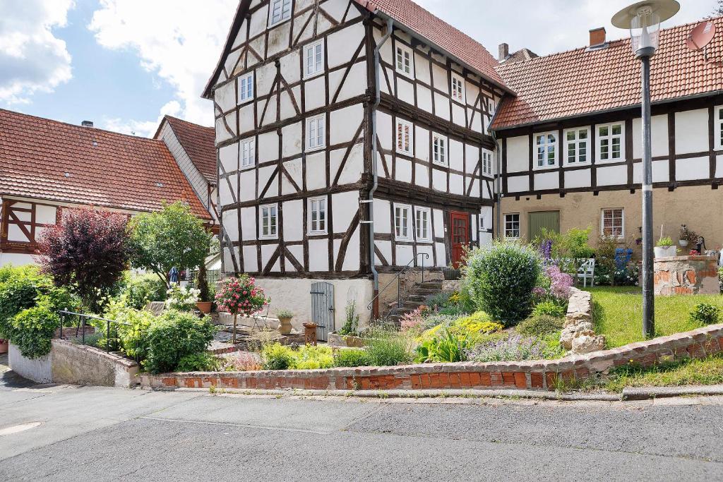 an old house with a garden in front of it at Zur Lupine in Bebra