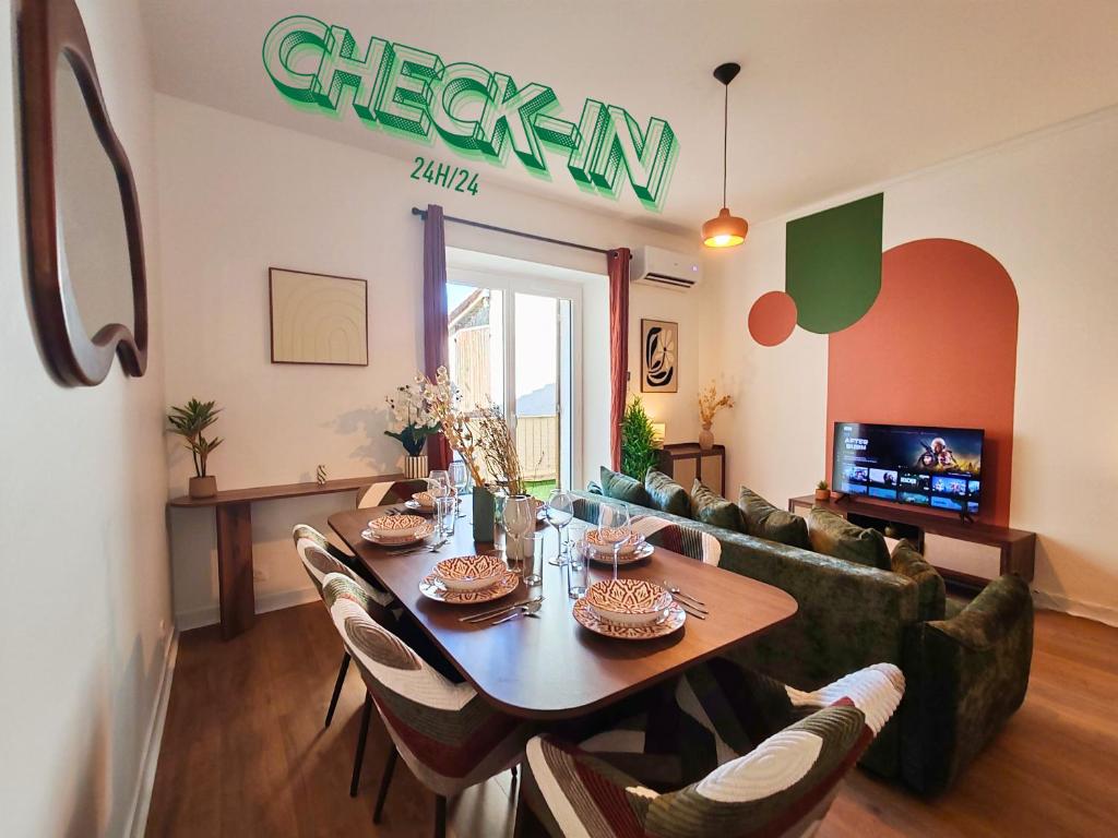 a dining room with a table and chairs at Ressource in Casteljaloux