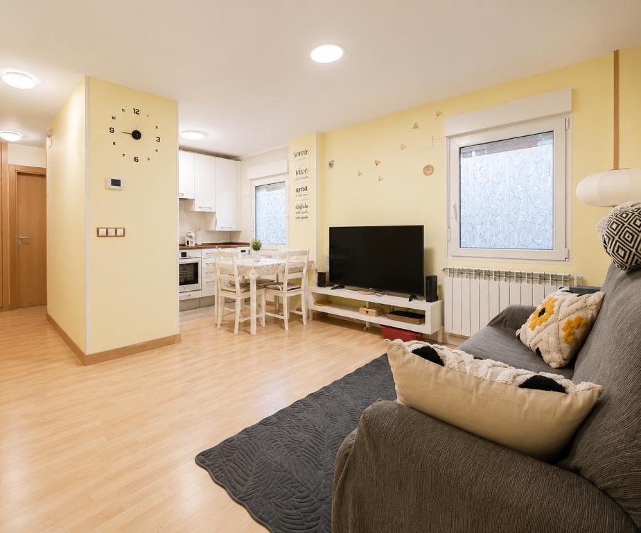 a living room with a couch and a dining room at Apartamento de 2 dormitorios en el centro de Burgos junto a la Catedral in Burgos