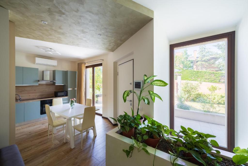 a dining room with a table and some plants at Casa Vacanze Al Cielo 2 in Sarnano