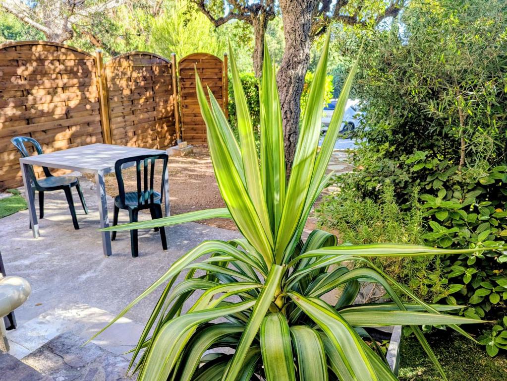 A Saint Aygulf, calme avec jardin privatif près de la mer