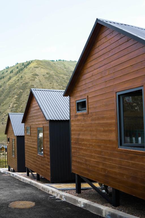 a row of cottages parked next to each other at Kolsay Lake Cabins in Kurmenty