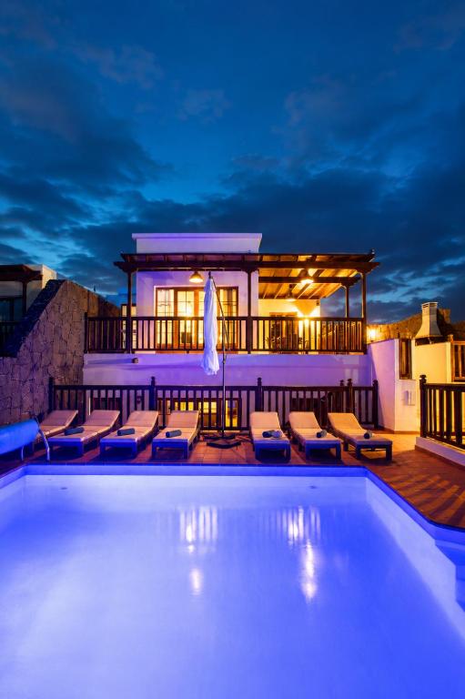 Villa Vista Rey - 6 Bedroom - Heated Pool - Amazing Views - Pool Table - Vista Lobos - Playa Blanca