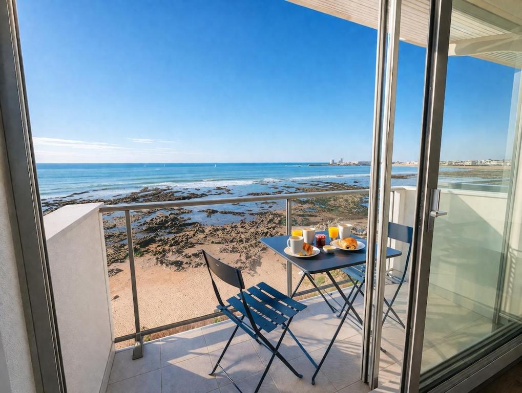 Vue mer panoramique avec balcon, emplacement idéal