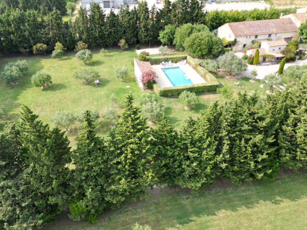 an aerial view of a backyard with a swimming pool at Mas de la Bimarde in Monteux