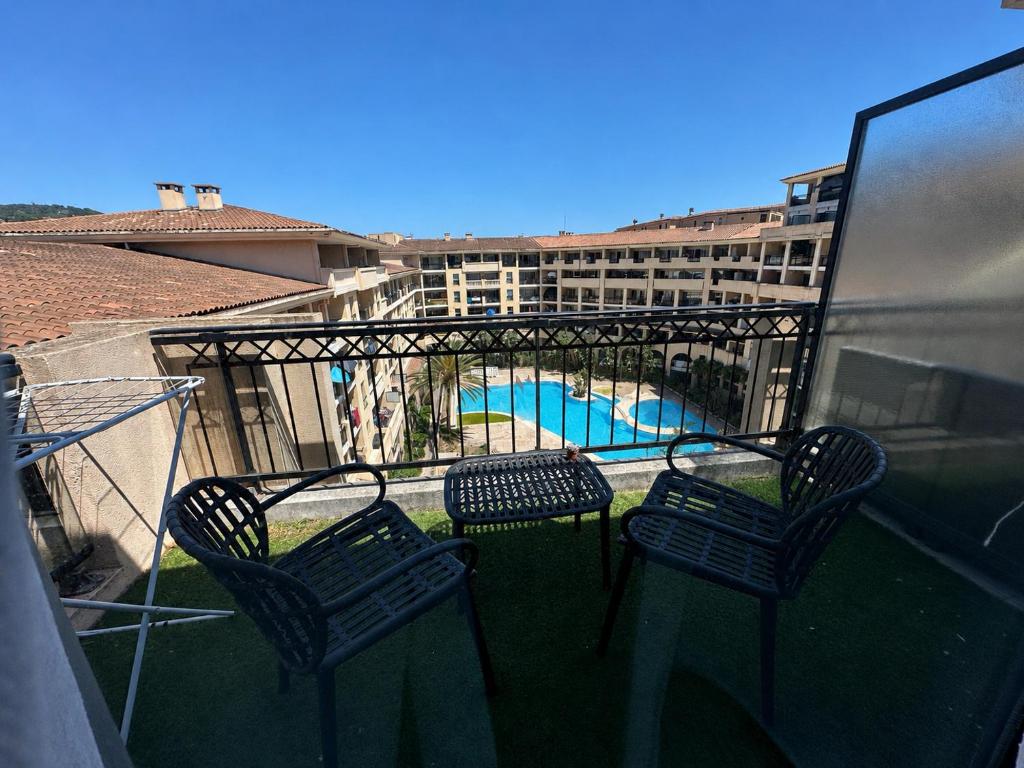 Studio avec terrasse, piscine, accès direct plage