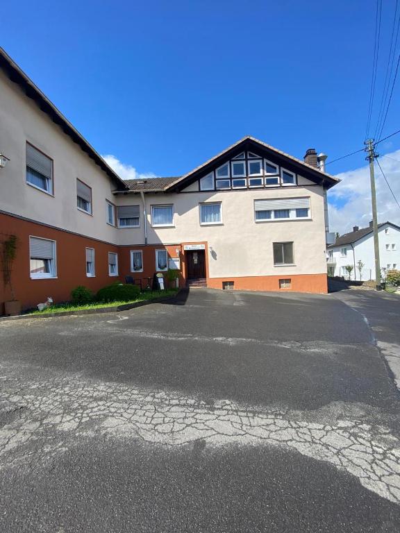 eine leere Straße vor einem Haus in der Unterkunft Hotel-Windeck in Burbach