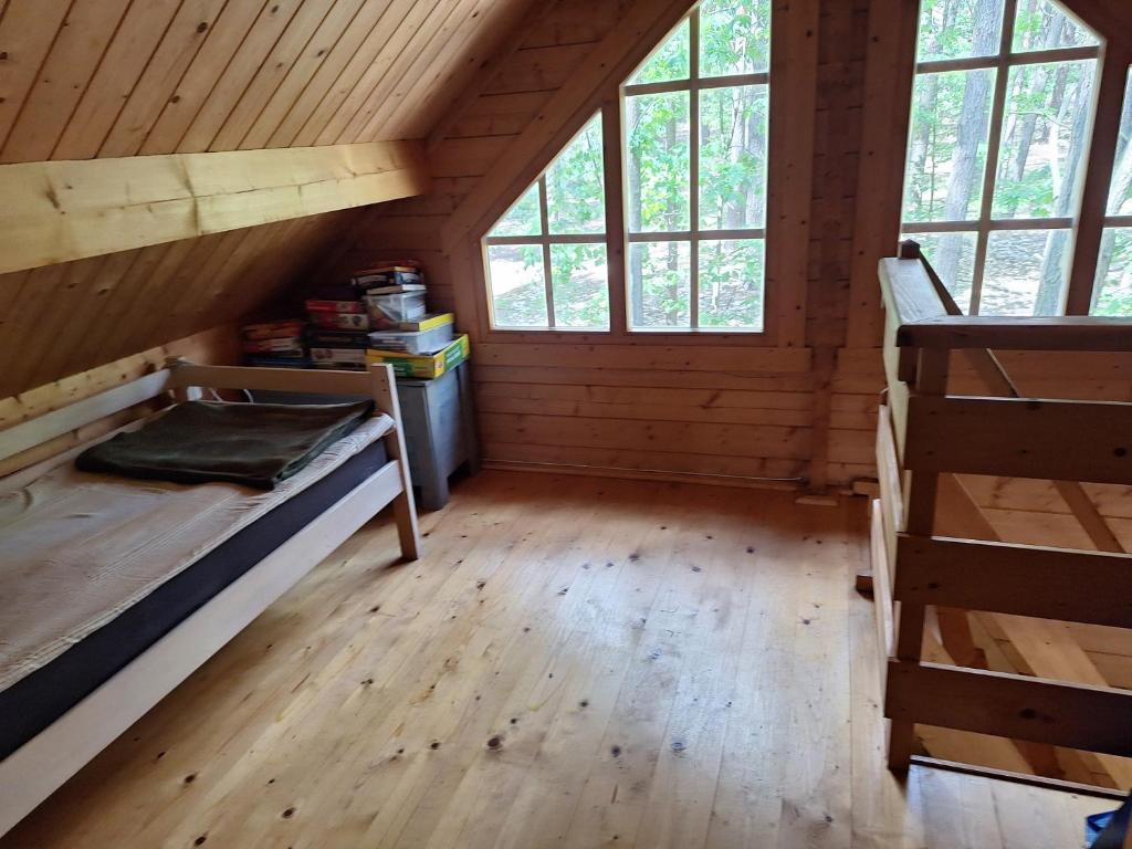 a room with two bunk beds in a cabin at Szumi szumi LAS in Joniec