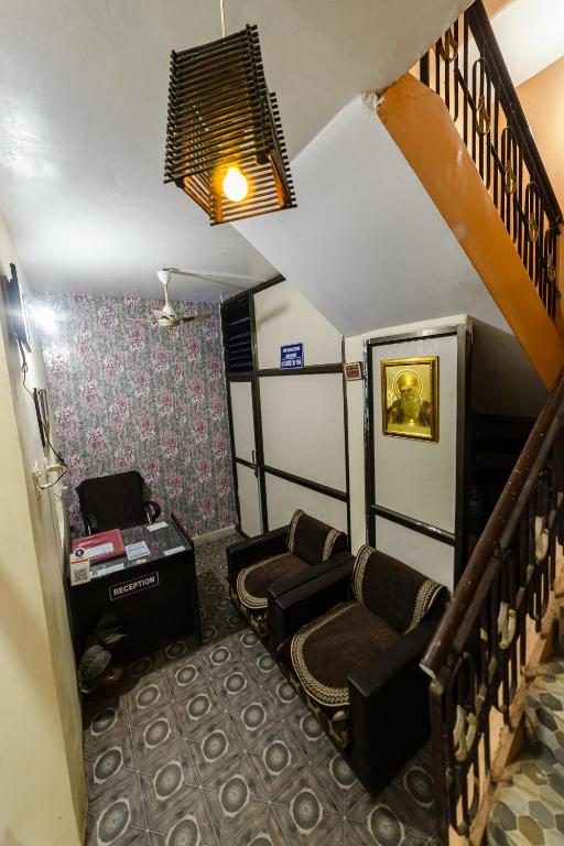 ein Zimmer mit Treppe, Sofas und einem Tisch in der Unterkunft Hotel Bisman in Jabalpur