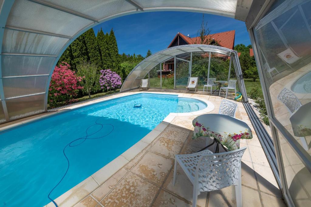 an overhead view of a swimming pool in a house at JD Apartamenty - Klimatyzacja, basen, parking i wifi w cenie in Mysłakowice