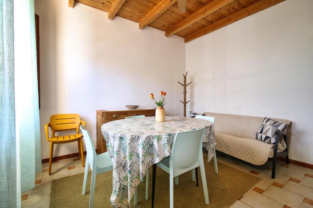 a dining room with a table and chairs at S'Archittu Sea Retreat in S'archittu Cuglieri