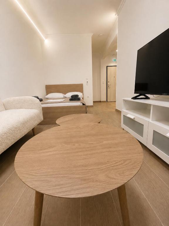 Patrwn 28 Studio 1 by Sotega Lux