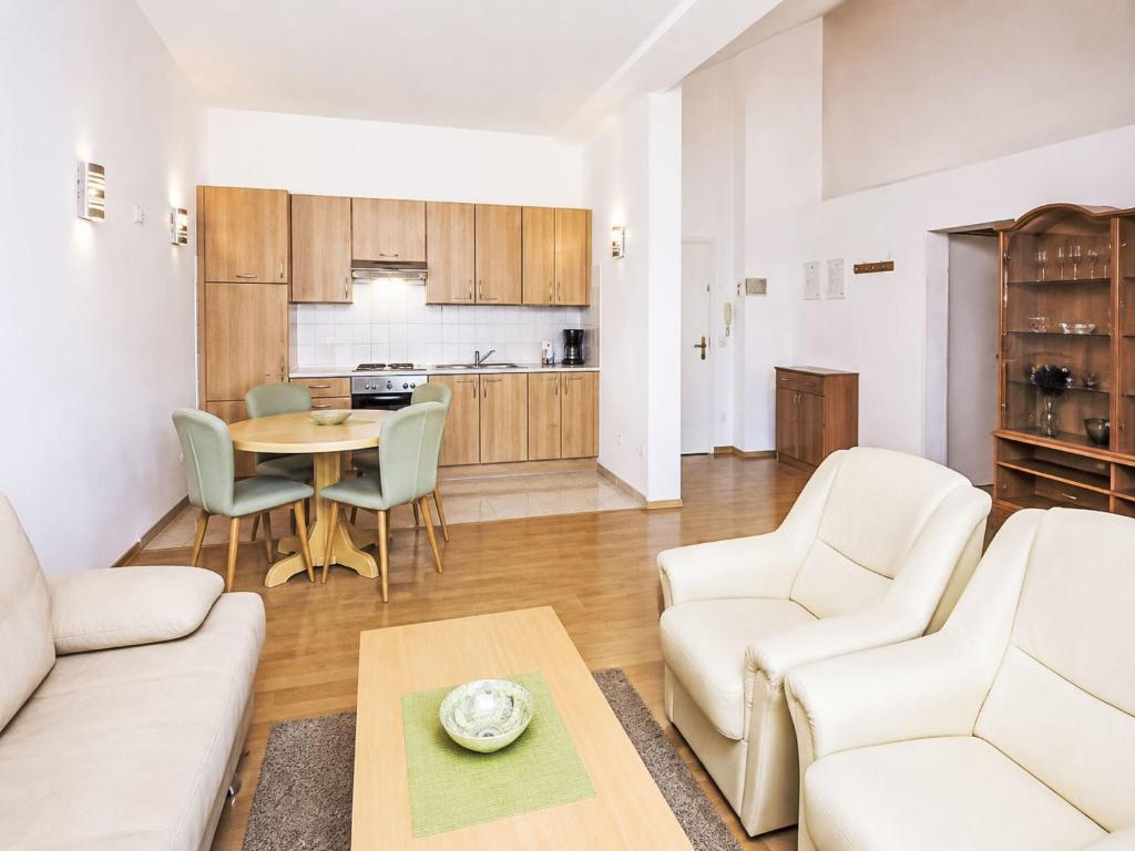 Apartment Ein Apartment im Ferienhaus Zweirosen by Interhome
