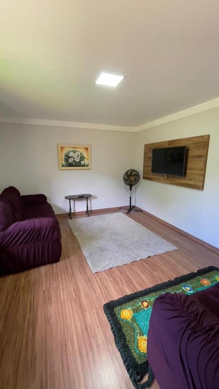 a living room with a couch and a table at Casa Ferrari in Santa Teresa