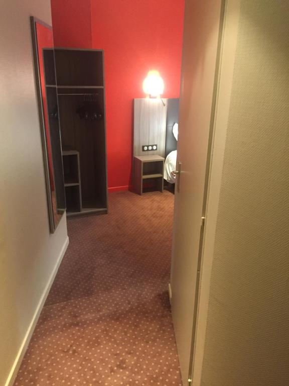 Postel nebo postele na pokoji v ubytování Hôtel Les Frangins