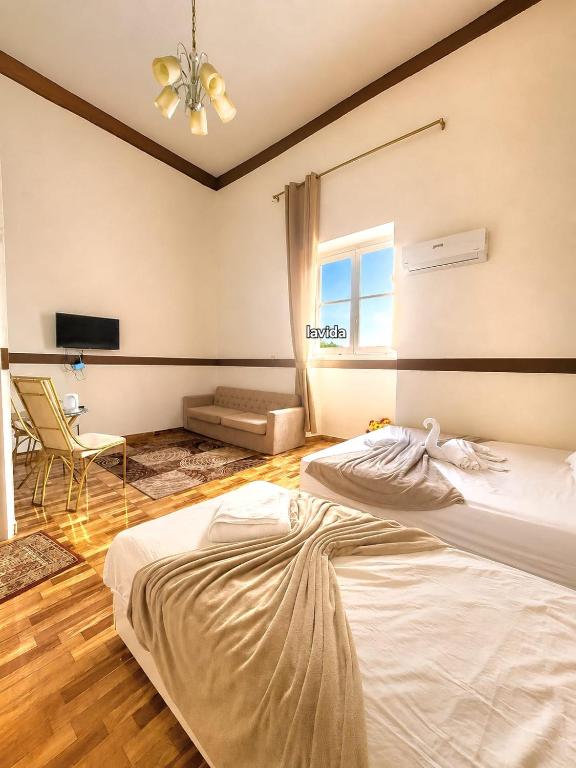 a bedroom with a large bed and a window at Lavida ve lv et in Cairo