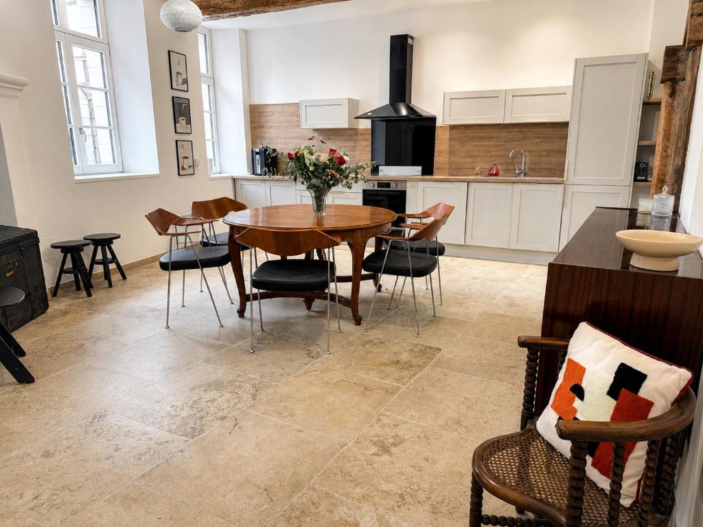 a kitchen and dining room with a table and chairs at Maison hypocentre de Bethune in Béthune