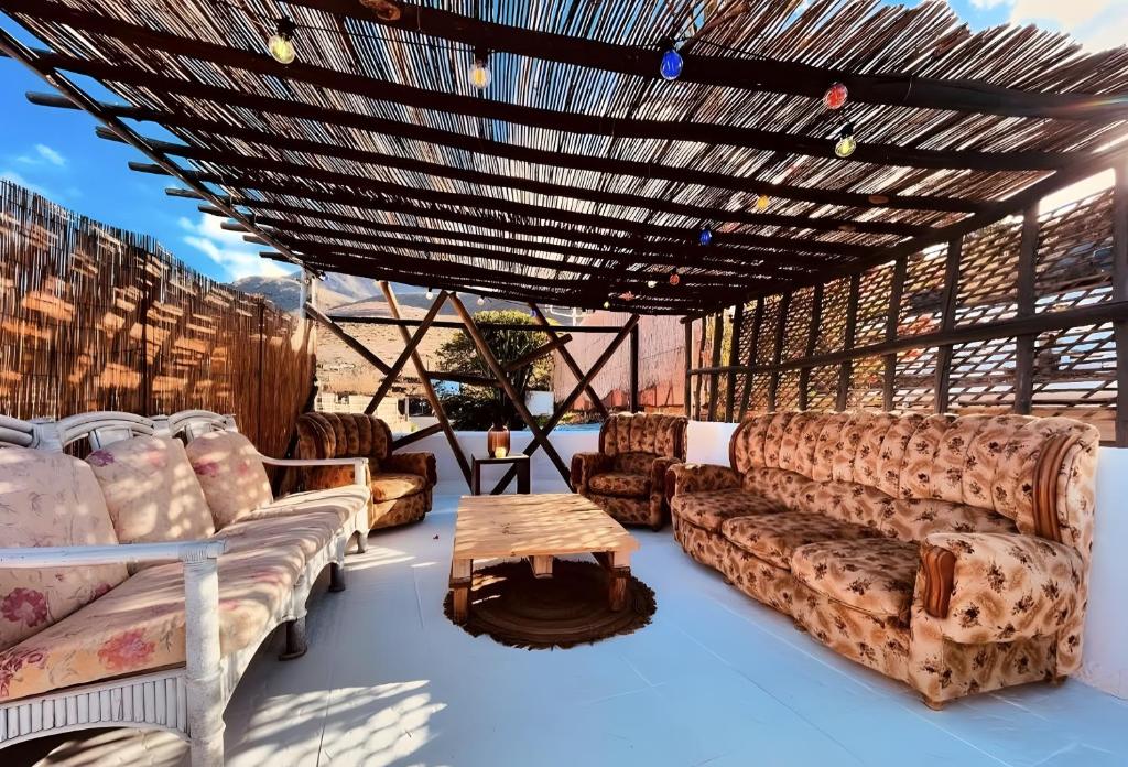 a living room with couches and a table at Oaxaca Puma in Agaete