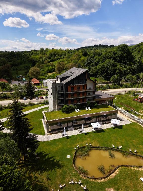 an aerial view of a building with a yard at Hotel Băile Bughea in Bughea de Sus